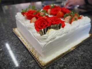 特別な日のアントルメ(ホールケーキ)のご注文も承っております。
お誕生日、結婚式、記念日、入学祝いなどのお祝い事に、
特別なオリジナルのケーキはいかがでしょうか?
詳しくは、店頭スタッフまで。
ご予約お待ちしております🌸
#deux_feuilles#ドゥフィーユ#秋田#秋田カフェ#秋田のケーキ屋さん