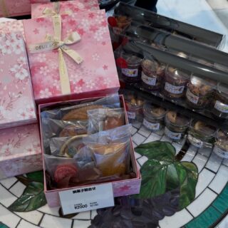 もうすぐホワイトデー。
当店では、ホワイトデーにぴったりな焼き菓子の詰め合わせが多数ございます。
春らしいボックスに入ったものも🌸
お店では、ご希望に合わせた内容でも詰め合わせが可能です。
お気軽にスタッフまでお問い合わせください。
また、本日より西武秋田店でもホワイトデーの商品を販売しております。
当店の人気商品を多数ご用意しております。
こちらも、ご来店をお待ちしております。
#deux_feuilles#ドゥフィーユ#秋田#秋田カフェ#秋田のケーキ屋さん