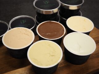 日差しが少しずつ夏めいてきましたね。
暑さを感じた日には、ドゥフィーユのジェラートでひと息つきませんか？
素材の風味をしっかりと感じられる、なめらかで濃厚な味わい。
季節の移ろいを、お菓子を通してお楽しみいただけたら嬉しいです。
ご来店、お待ちしております。

#deux_feuilles #ドゥフィーユ #秋田 #秋田カフェ #秋田のケーキ屋さん #ジェラート