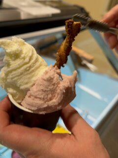 店頭では、季節ごとに変わる多彩なフレーバーをご用意しております。
なめらかで口どけの良い、ドゥフィーユ自慢のジェラートです。

ショーケースからお好きなフレーバーを選んで、その場でお召し上がりいただけます。
シングル、ダブルがございます。

ご来店の際は、ぜひジェラートもお試しくださいませ。

#deux_feuilles #ドゥフィーユ #秋田カフェ #秋田スイーツ #秋田ジェラート