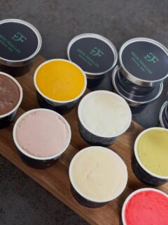 ドゥフィーユのカップジェラート、贈り物にもいかがでしょうか？🍨

当店のジェラートは、素材そのものの味わいを活かした、濃厚でなめらかな仕上がり。
お持ち帰り用として人気のカップジェラートは、ご自宅でのおやつ時間にはもちろん、ご家族やご友人へのギフトとしてもおすすめです。

保冷剤や箱のご用意もございますので、持ち歩きも安心です。
また、クール便での発送も承っておりますので、遠方の方への贈り物としてもご利用いただけます。

お好きなフレーバーを詰め合わせて、
大切な方への季節の贈り物にぜひどうぞ。

#deux_feuilles #ドゥフィーユ #秋田 #秋田カフェ #秋田スイーツ #ジェラートギフト #カップジェラート #クール便対応 #お中元にも