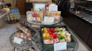 夏の贈り物に、当店のお菓子はいかがでしょうか。
ジュレには、「もも」が新フレーバーとして登場。
詰め合わせでも、1つからでもお買い求めいただけます。
夏らしいボックスもご用意しております。
お盆期間の8/13(木)は、通常通り営業いたします。
ご来店お待ちしております。
#deux_feuilles#ドゥフィーユ#秋田#秋田カフェ#秋田のケーキ屋さん