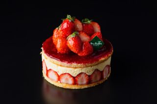 本日紹介するのは、フレジエです。
アーモンドを使用したコクのある生地に、バターを加えた濃厚なカスタードクリームと苺をサンドしたケーキです。
トップは、フランボワーズのコンフィチュールで仕上げました。
苺を贅沢に使用した、誰でも楽しめるケーキです。
プチガトーの他に、アントルメ(ホールケーキ)もございます。
アントルメは、店頭もしくはオンラインでご予約可能です。
ご来店、ご予約お待ちしております。
#deux_feuilles#ドゥフィーユ#秋田#秋田カフェ#秋田のケーキ屋さん