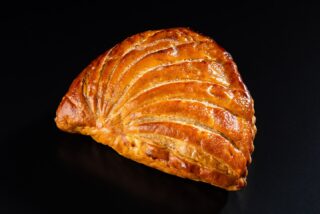 本日紹介するのは、ショーソン・ポムです。
発酵バターをたっぷり使った自家製のフィユタージュ(パイ生地)で、歯触りの良い、サクサクとした食感がポイントのアップルパイです。
当店の根強い人気がある商品です🍎
ぜひ一度お試しください🍎
#deux_feuilles#ドゥフィーユ#秋田#秋田カフェ#秋田のケーキ屋さん