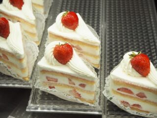 ようやく春らしくなってきましたね🍓
そんな日のおやつには、定番の苺のショートケーキはいかがでしょうか?
ふんわり絶妙な生クリームにイチゴの酸味と甘みのバランス。
日本のケーキの王道です。
ぜひ、お試しください🍓
#deux_feuilles#ドゥフィーユ#秋田#秋田カフェ#秋田のケーキ屋さん