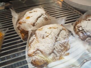 本日紹介するのは、クロワッサンオザマンドです。
シロップに漬けたクロワッサンに、アーモンドのクリームをサンドし焼き上げました。

甘い物好きの方には特におすすめの商品です。

ご来店お待ちしております。

#deux_feuilles#ドゥフィーユ#秋田#秋田カフェ#秋田のケーキ屋さん