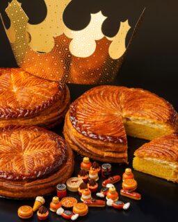 本日は、ガレット・デ・ロワのご紹介です。
王様のお菓子と呼ばれ、フランスでは年始に食べられるお菓子、ガレット・デ・ロワ。
中に埋め込まれたフェーブを当てた人が１年幸せになれるのだとか。
パイの中には、アーモンドのクリームの生地と濃厚なバターの風味、ほどけるような繊細な食感をお楽しみください。

１年の運試しにいかがでしょうか。
ご予約受付中です。（オンラインからも可能です。）

 ※仕上げは写真と異なる場合もございますので、ご了承下さい。
 ※ガレットの中には小さなフェーブがひとつ入っています。
見つける楽しみとともに、お気をつけてお召し上がりください。

#deux_feuilles#ドゥフィーユ#秋田#秋田カフェ#秋田のケーキ屋さん